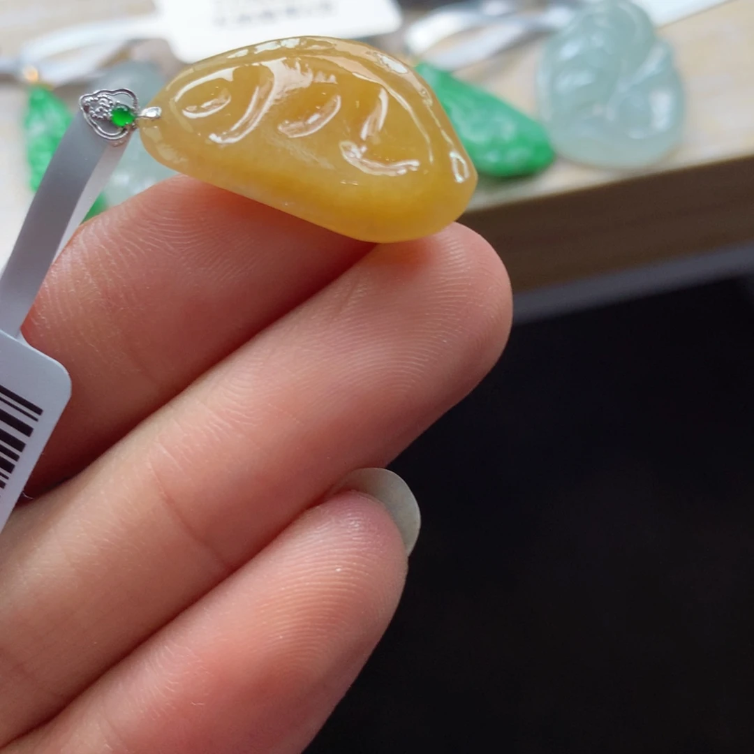 颈饰18K金镶嵌翡翠吊坠