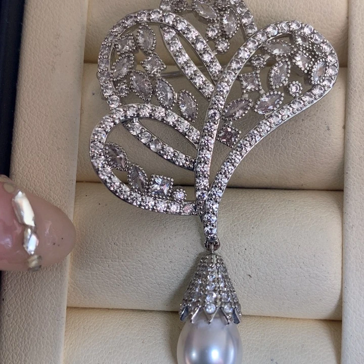 未镶嵌胸饰海水珍珠