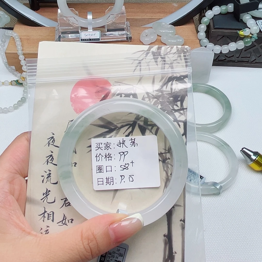 未镶嵌手镯石英质玉