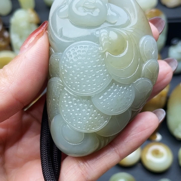 毛***仰和田玉（糖玉）未镶嵌颈饰