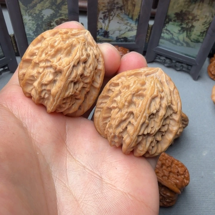 文玩核桃吊坠白狮子38