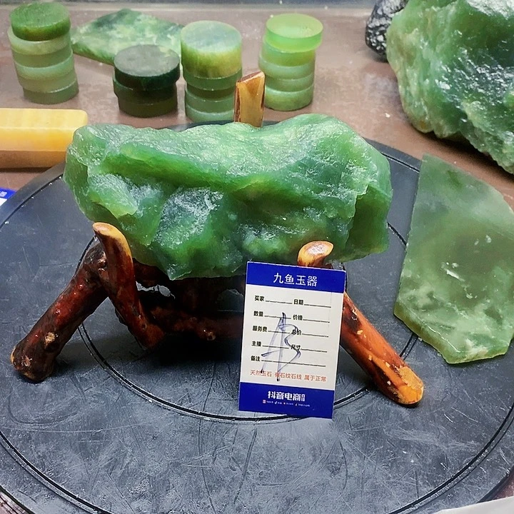 蛇纹石玉原石未镶嵌小***游