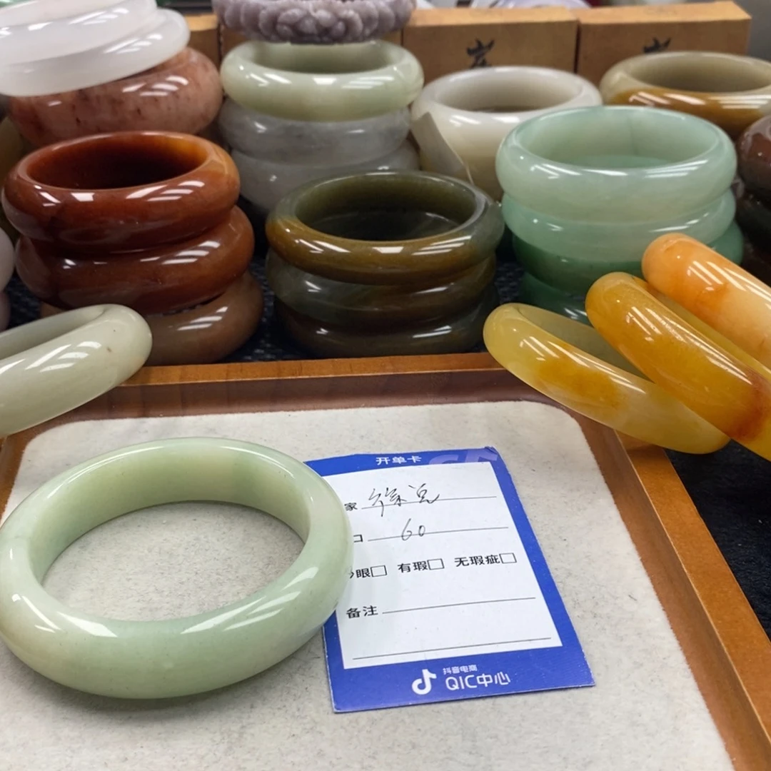 徐***总石英质玉手镯未镶嵌
