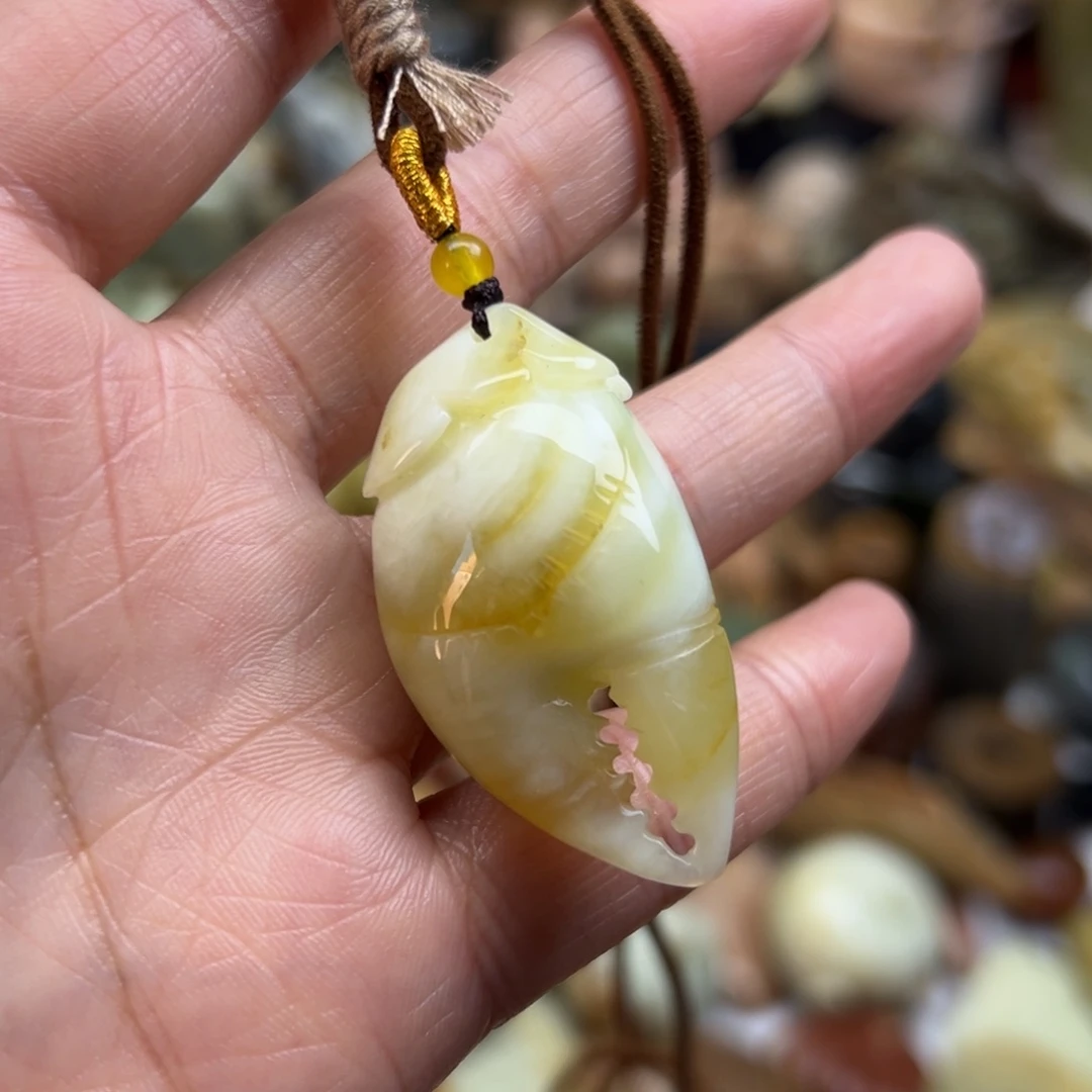 岫玉未镶嵌颈饰花玉蟹钳有点花线纹看不出来