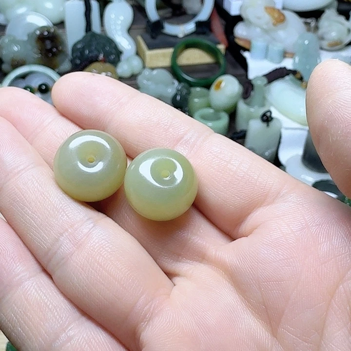 星***月和田玉（糖玉）未镶嵌颈饰
