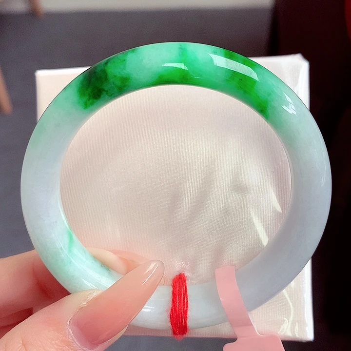 翡翠未镶嵌手镯辣绿色白底青