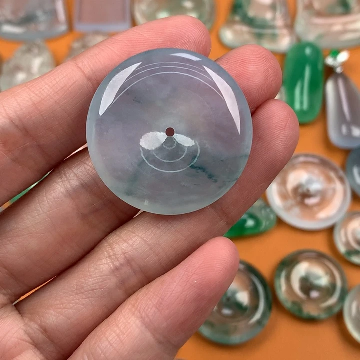 翡翠挂件未镶嵌….