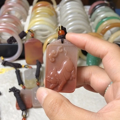 颈饰未镶嵌石英质玉
