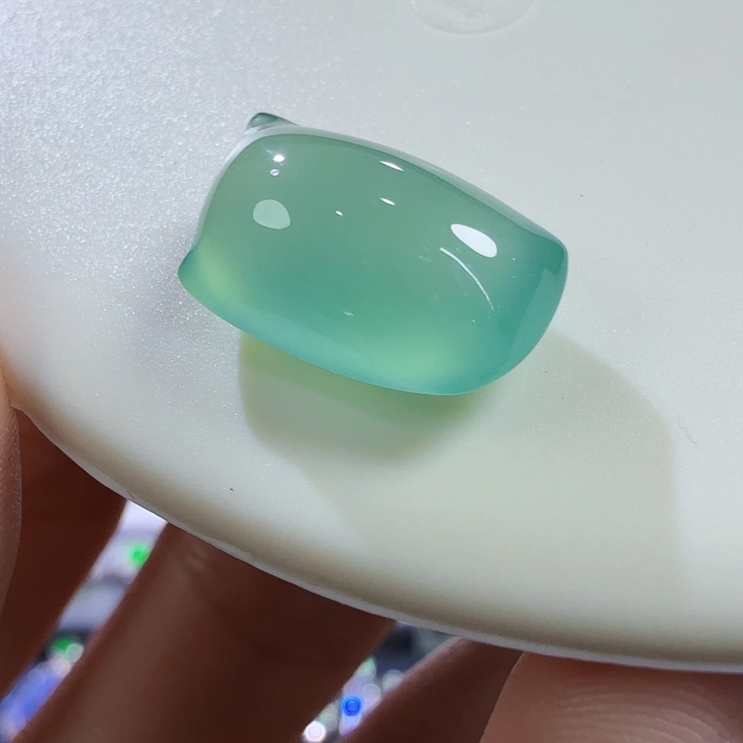 翡翠未镶嵌颈饰水汪汪的裸石