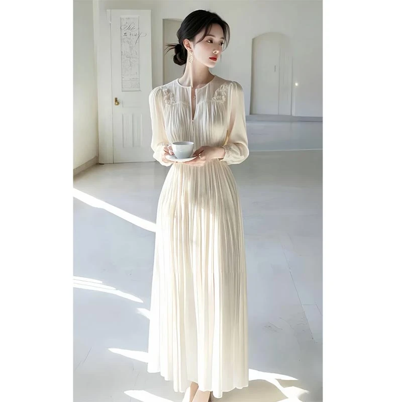 法式高级感气质长裙女2025年春季新款时尚洋气休闲白色圆领连衣裙