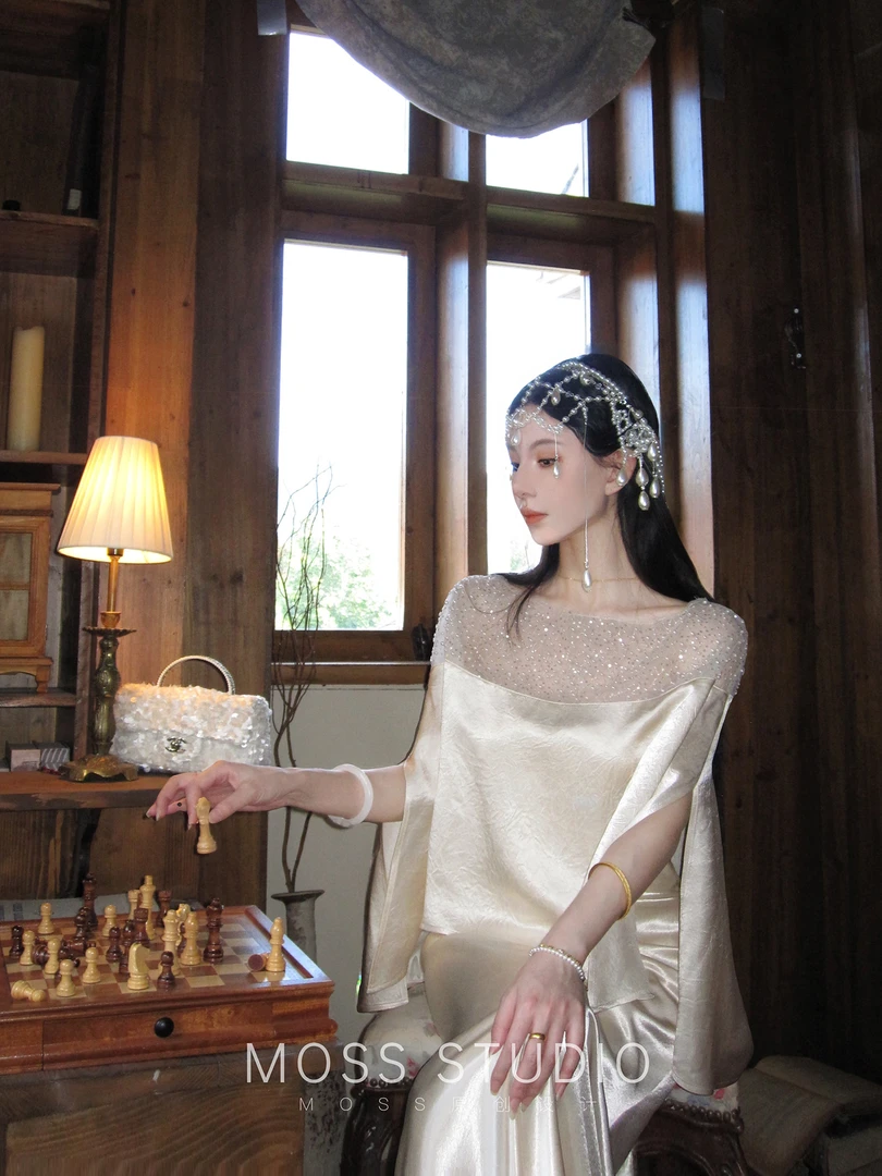 2025早秋 两件套 新中式重工钉珠拼接缎面上衣斜裁半裙女