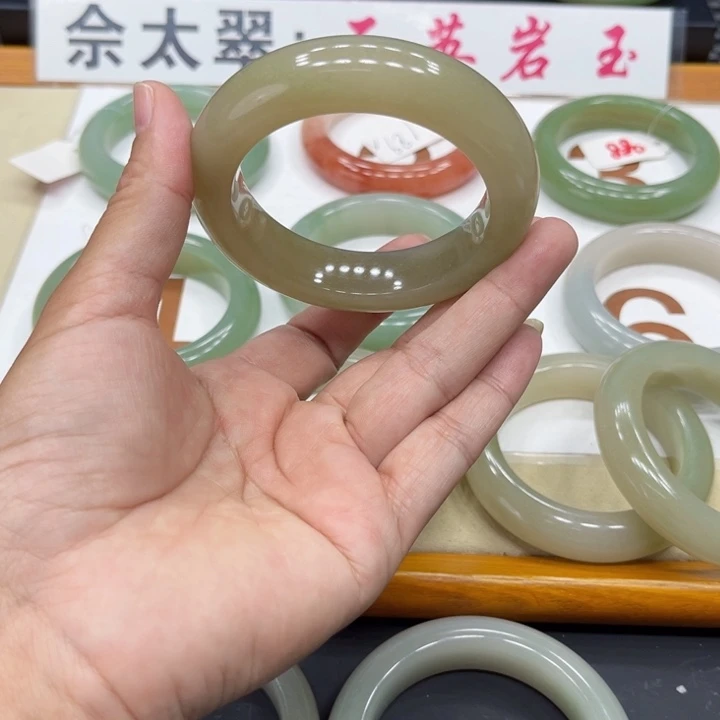石英质玉手镯未镶嵌明***好