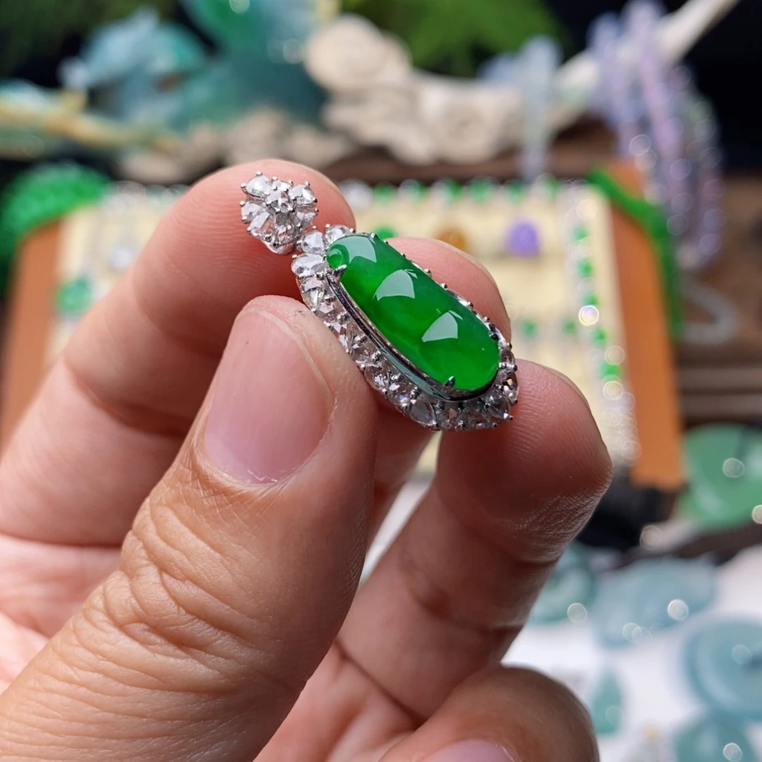 翡翠颈饰18K金镶嵌冰阳绿福豆