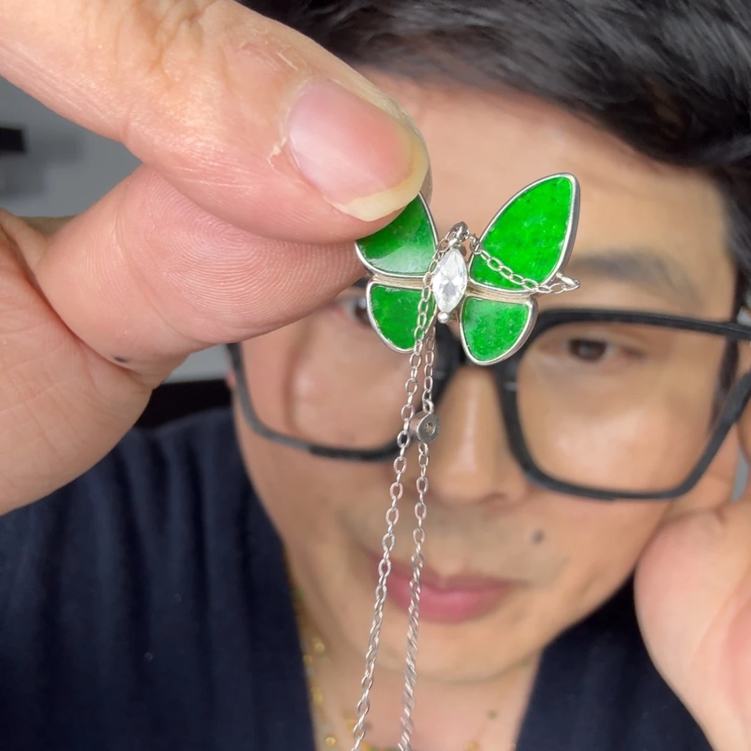 翡翠未镶嵌颈饰一件