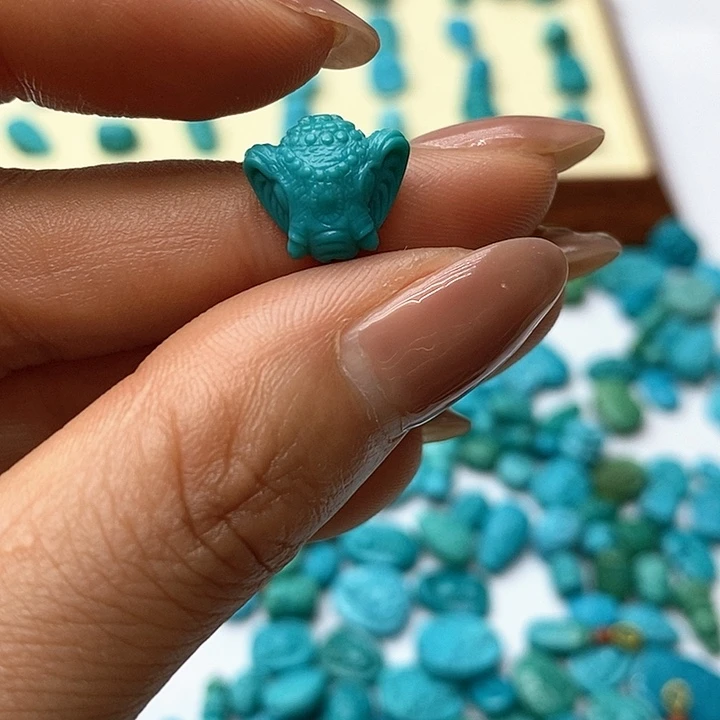 绿松石颈饰未镶嵌小**。