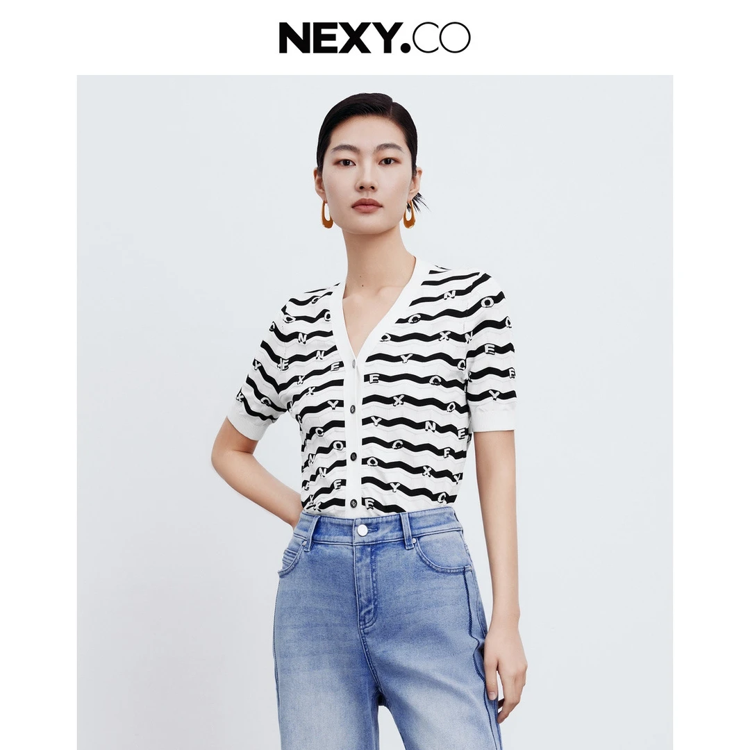 NEXY.CO/奈蔻【晨粉专享价】V领单排扣经典条纹针织衫女XI00304V0