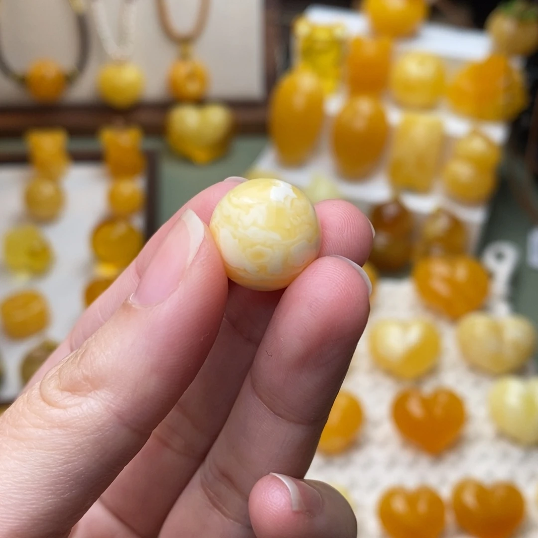 燕***9琥珀未镶嵌颈饰圆珠