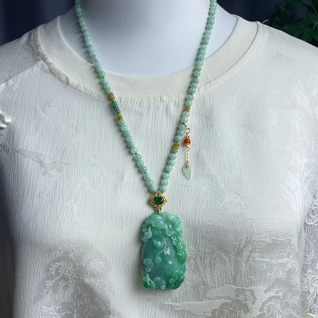 翡翠未镶嵌吊坠(赠链)