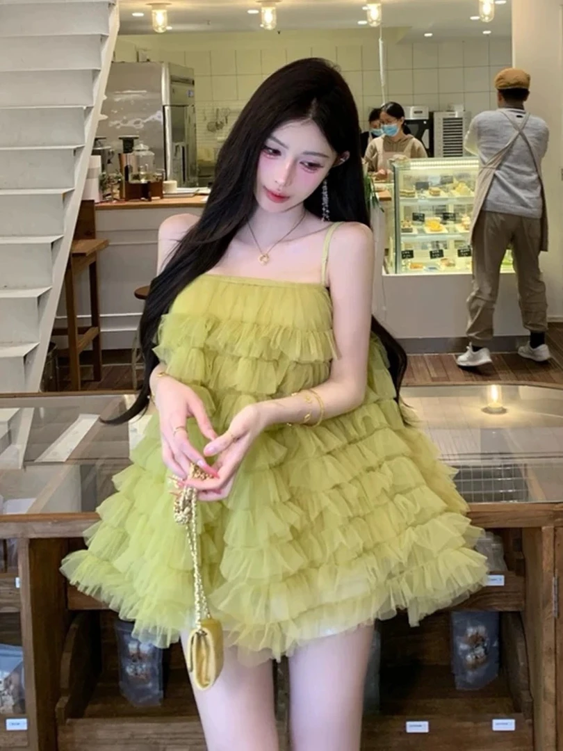 小众设计春季新款绿色吊带连衣裙露肩短款夏季甜美裙子女时尚穿搭