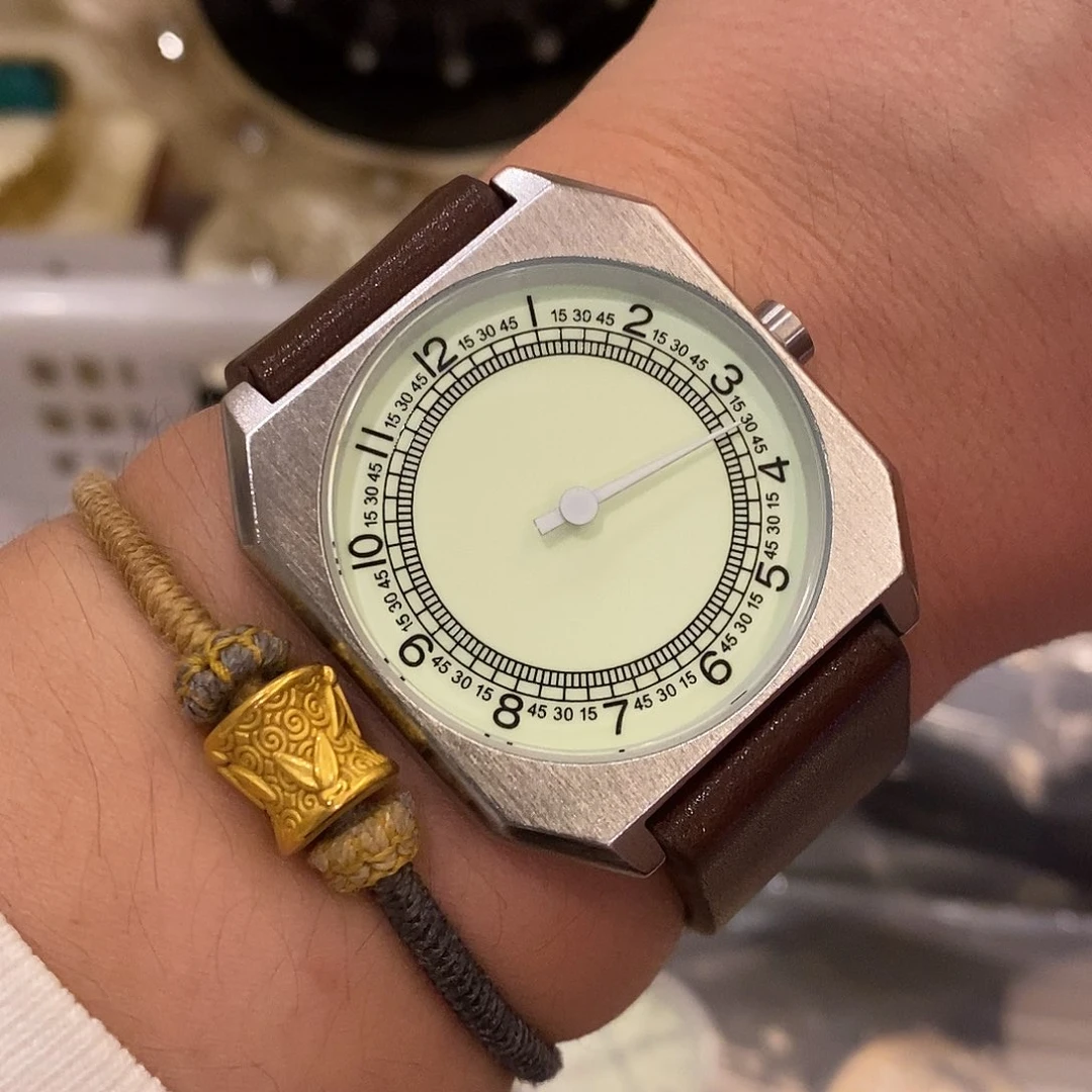 精钢Sku内圆外方小灯泡腕表