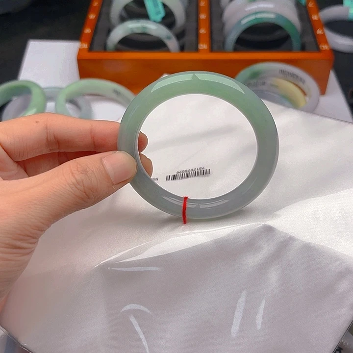 翡翠未镶嵌手镯5556. 125