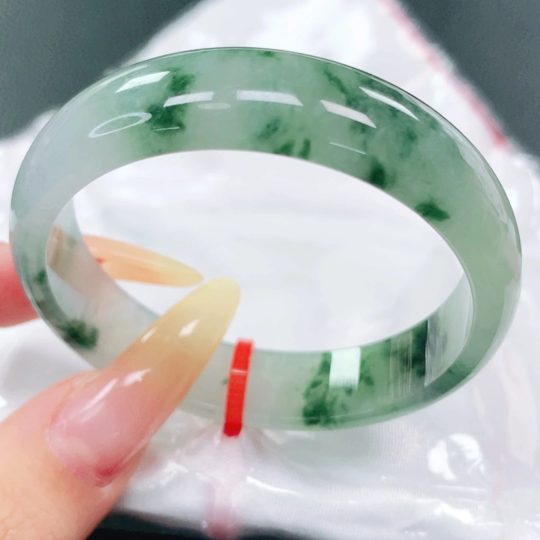 翡翠手镯未镶嵌盛****）48。