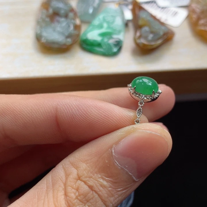 翡翠18K金镶嵌颈饰吊坠