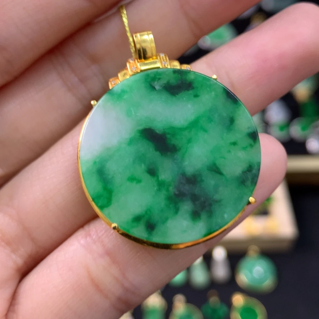 翡翠18K金镶嵌颈饰无事牌飘花