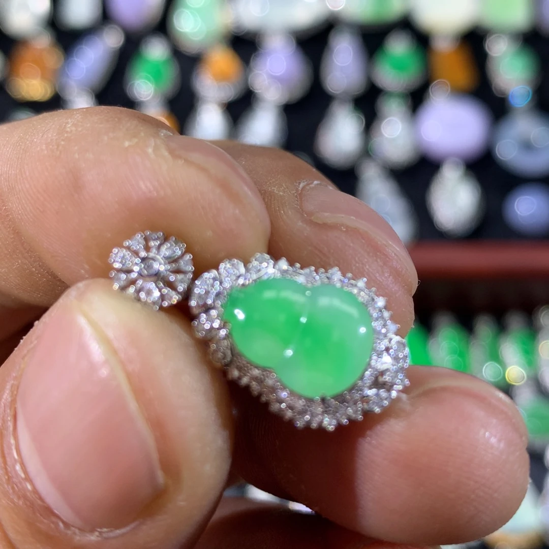 翡翠18K金镶嵌颈饰