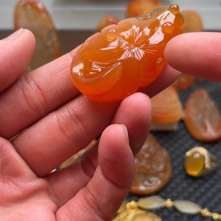 石英质玉颈饰未镶嵌金**庄