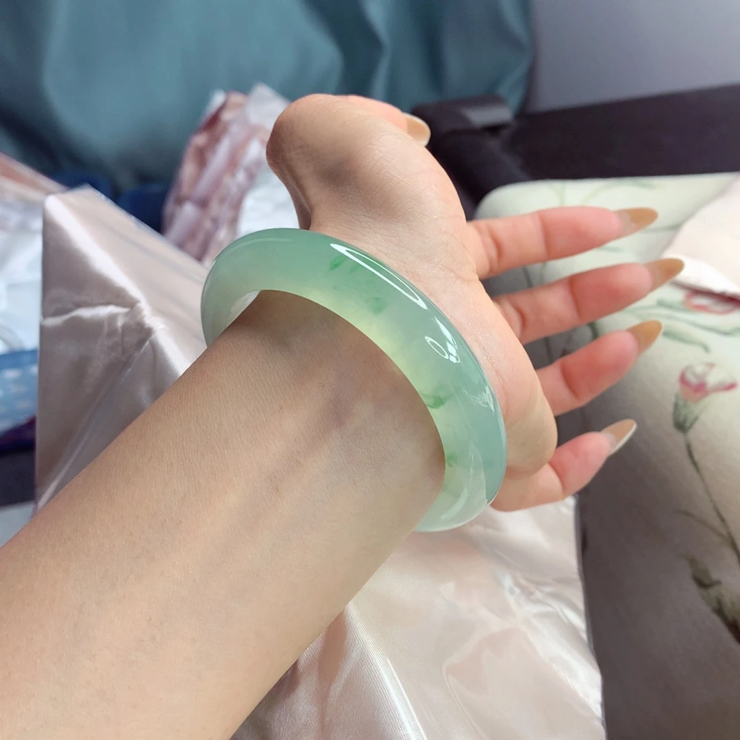 翡翠手镯未镶嵌56.4【小柒今日强推】完美！炸光！芙蓉绿