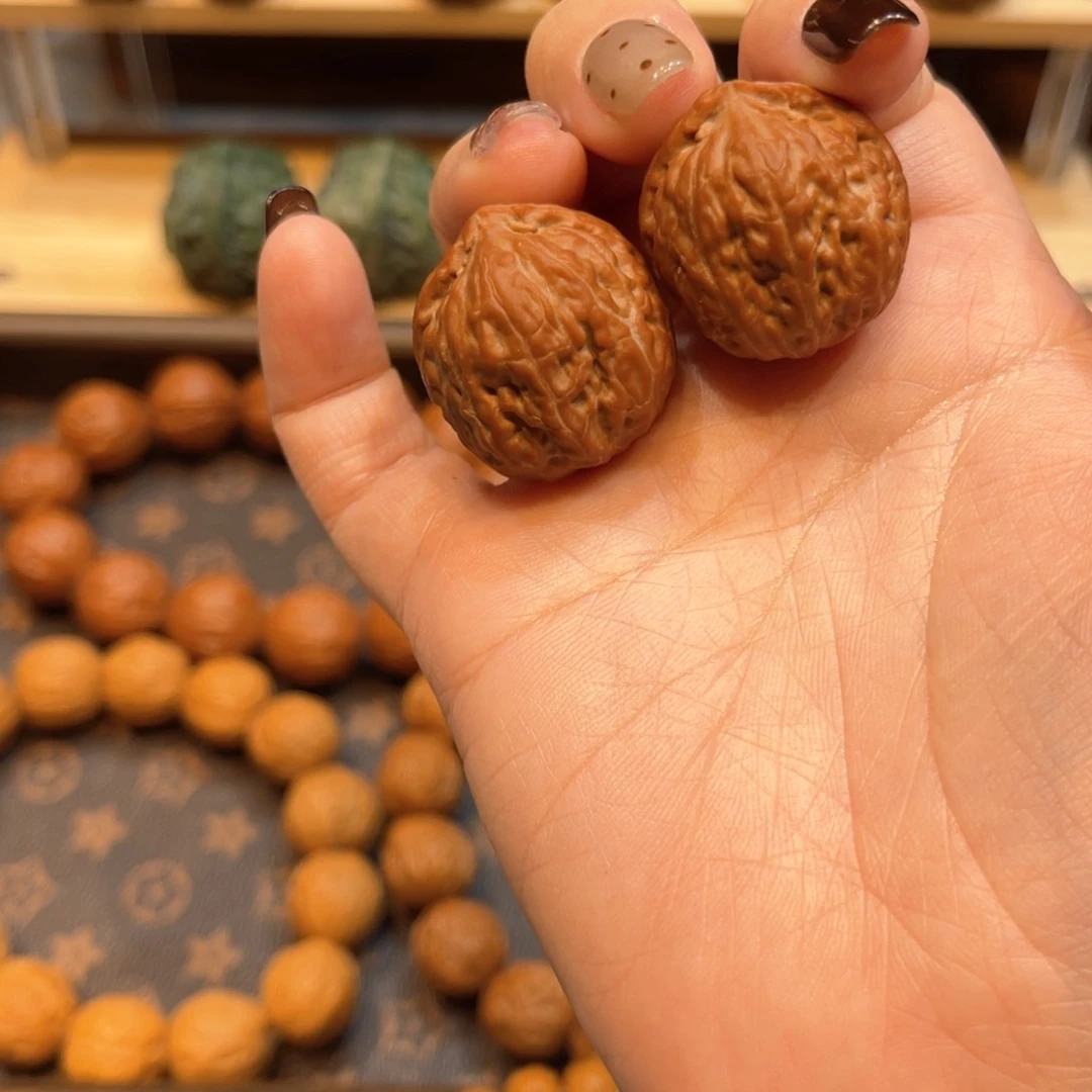 文玩核桃把件红宝石