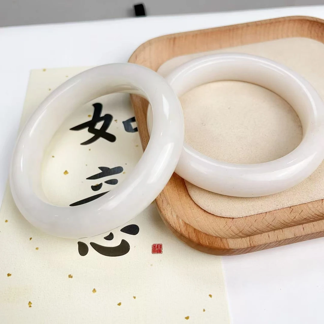 AA和田玉润白白玉手镯 多样性发货 拍一发一