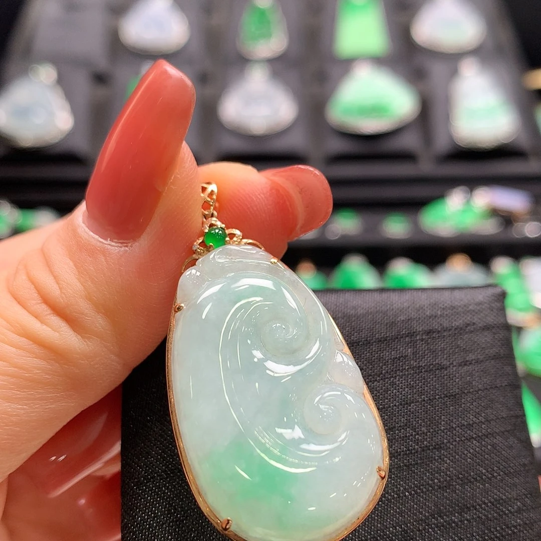 翡翠18K金镶嵌颈饰如意