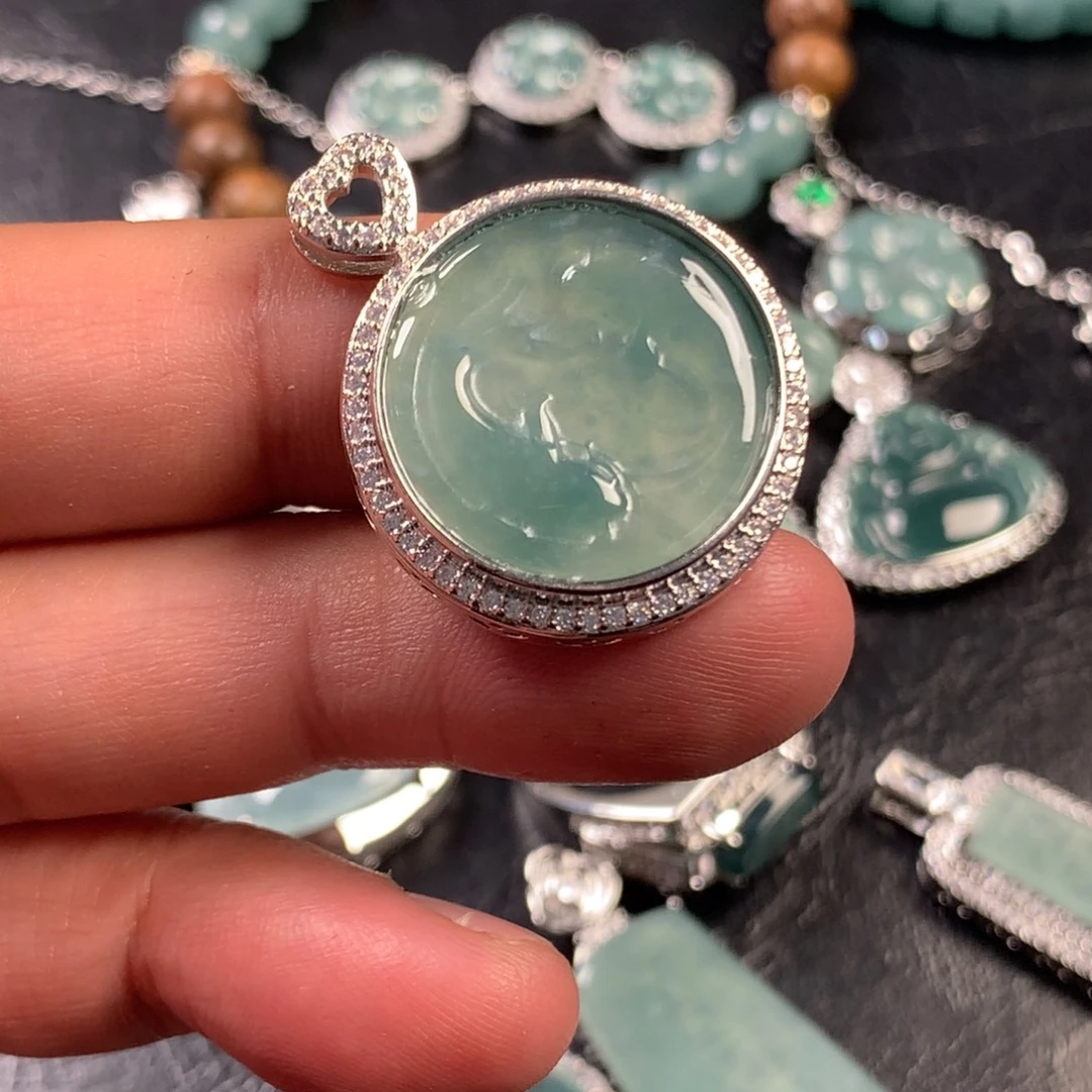 翡翠未镶嵌颈饰与你相伴