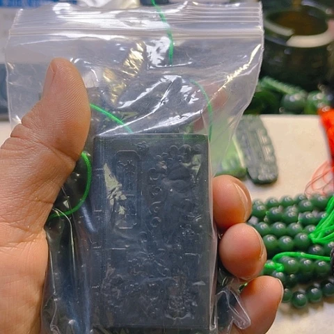 蛇纹石玉颈饰未镶嵌大**糖