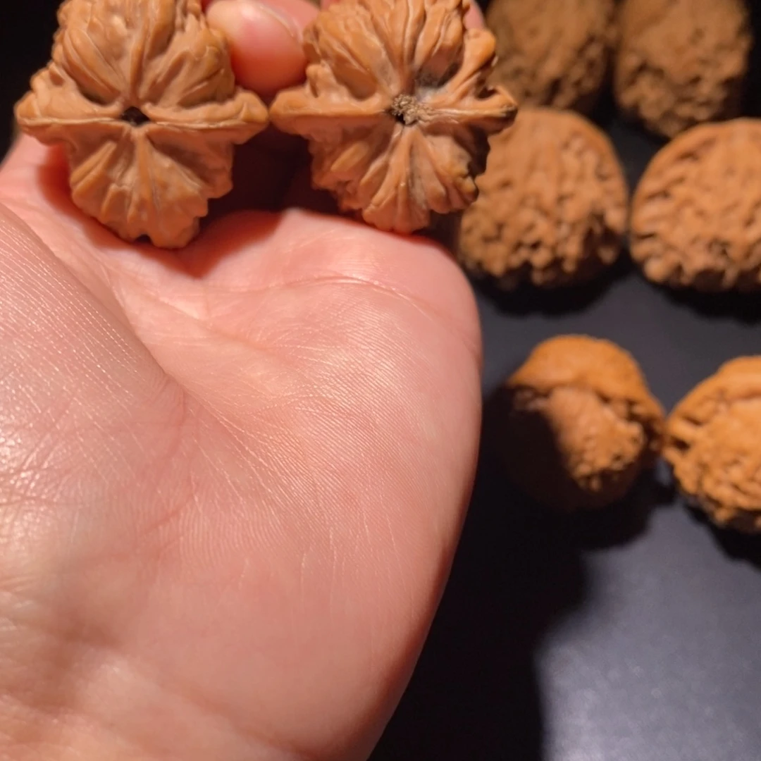 文玩核桃吊坠赤龙鸡心