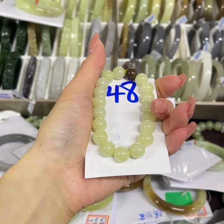 草***莓和田玉未镶嵌手镯