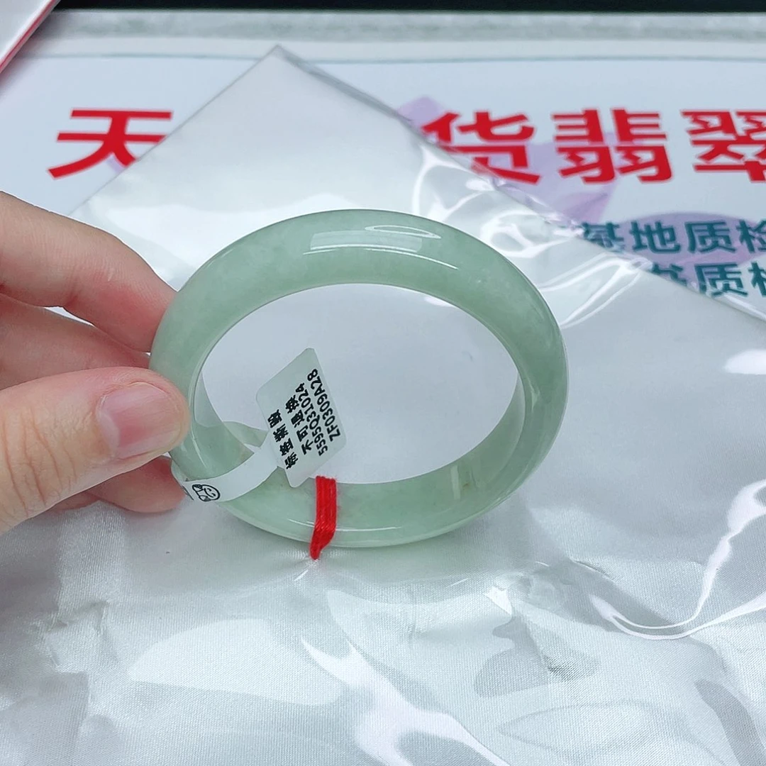 翡翠手镯未镶嵌正55.6