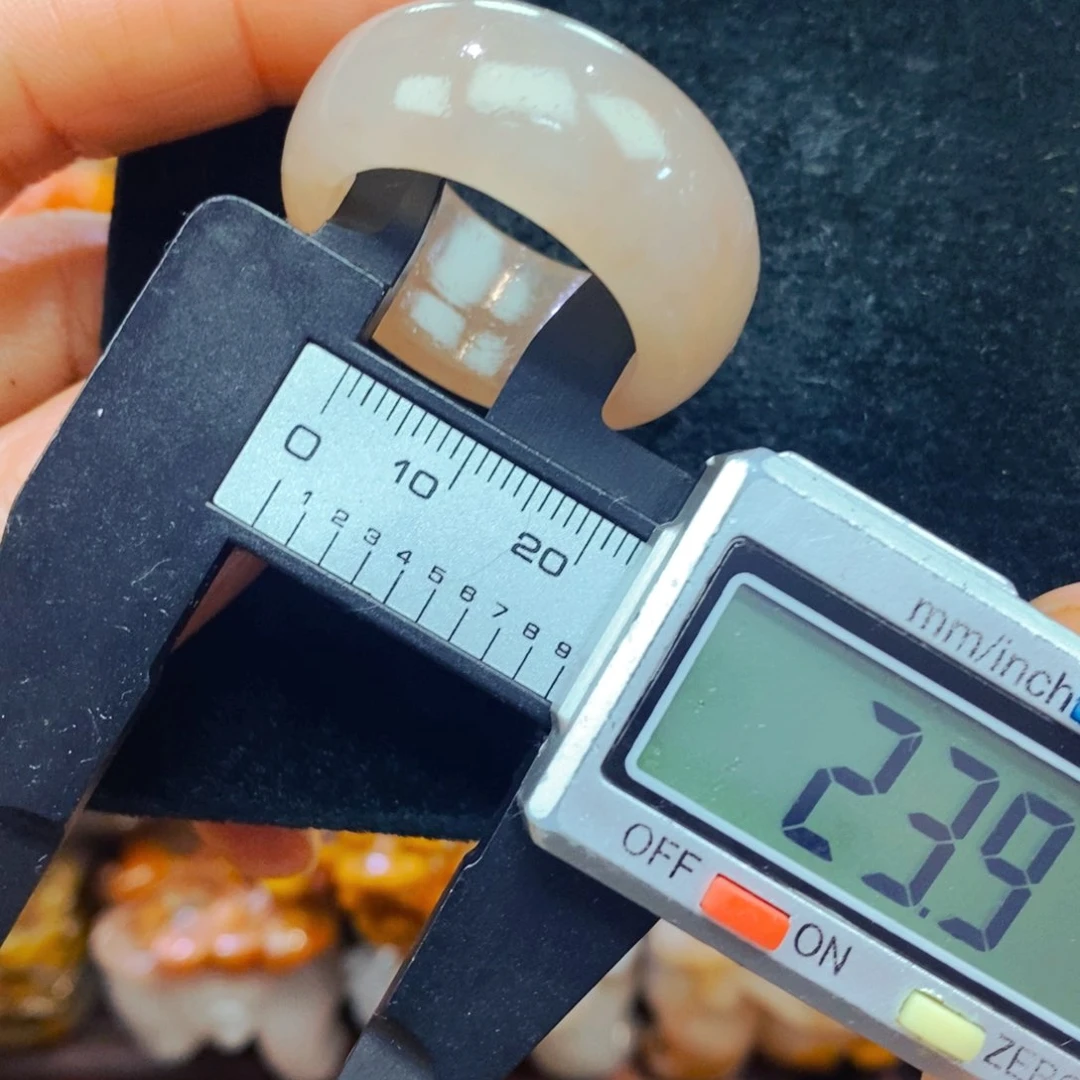 未镶嵌石英质玉（黄龙玉）颈饰