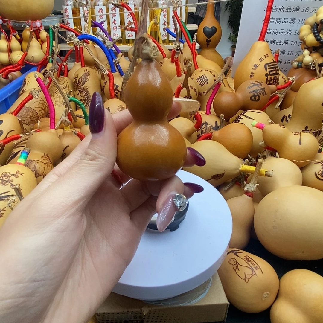为***着香榧木葫芦工艺品