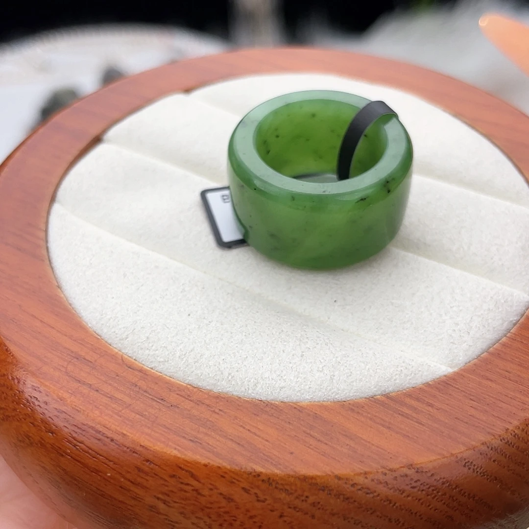 和田玉未镶嵌戒指l91。碧玉圆切。17.7。不退换