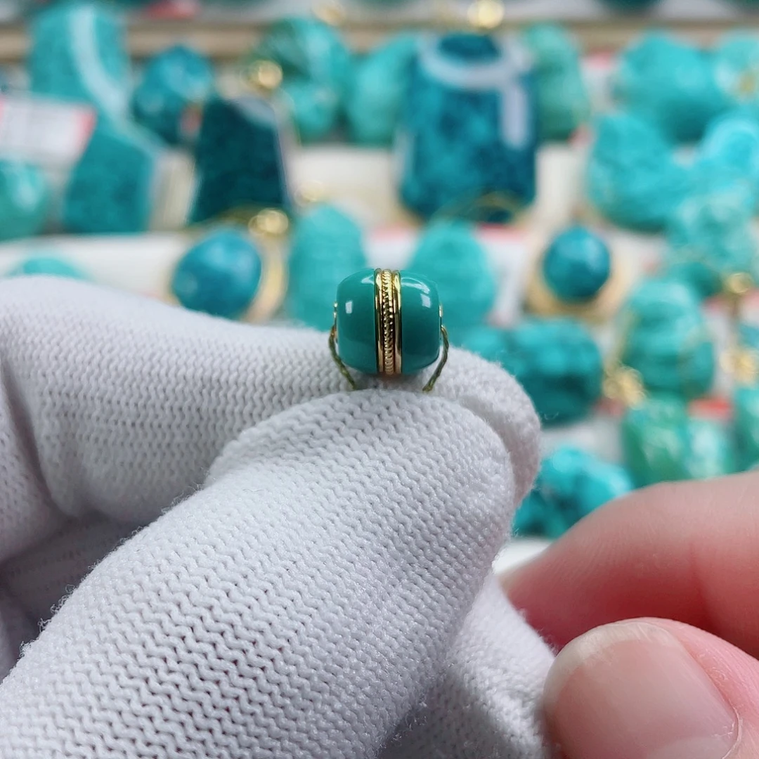 绿松石未镶嵌颈饰