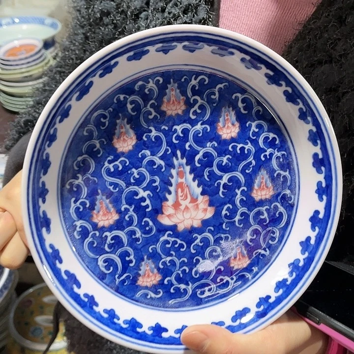 瓷片//////直径19厘米。红西西。