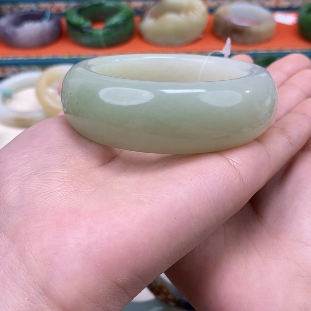 浅***秋和田玉未镶嵌手镯