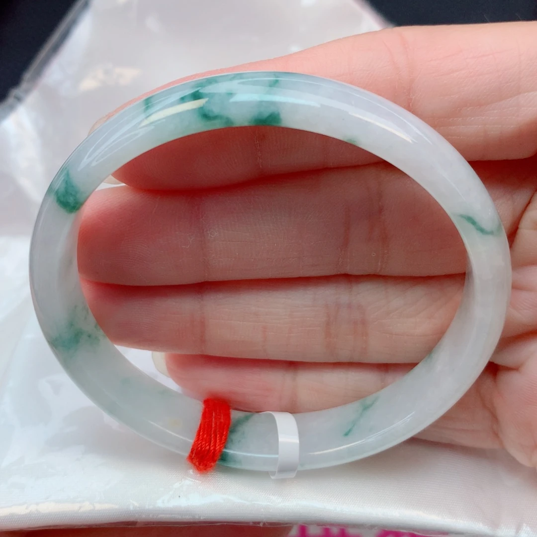 翡翠未镶嵌手镯55贵妃 白底飘绿花福利