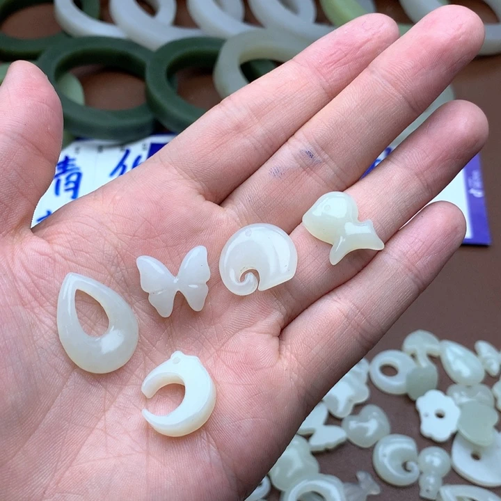 和田玉珠宝半成品未镶嵌还*。