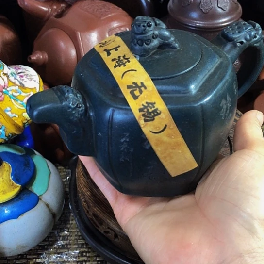 茶壶紫砂原矿手工制作的一把紫砂壶。