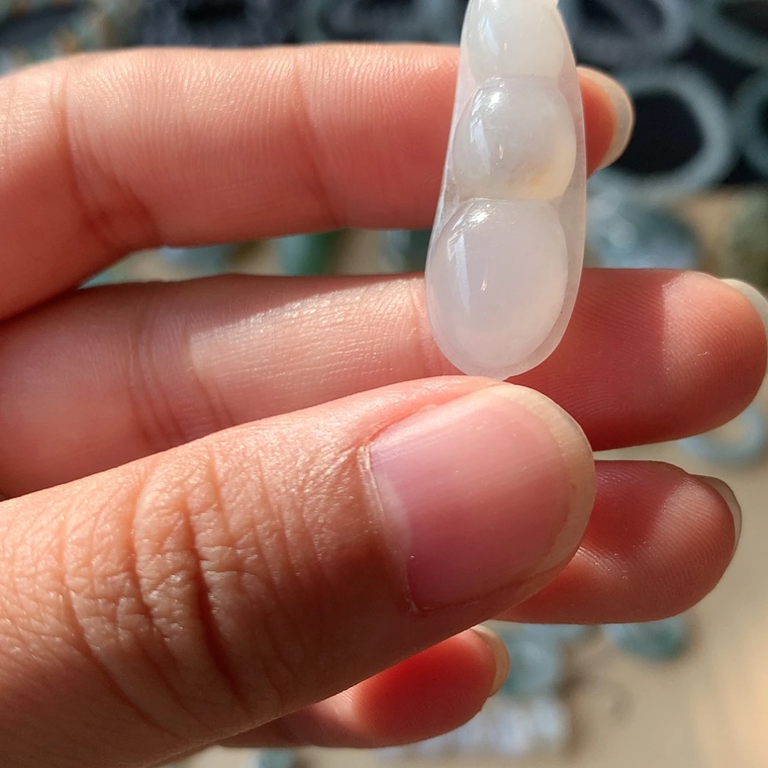 翡翠未镶嵌颈饰豆子