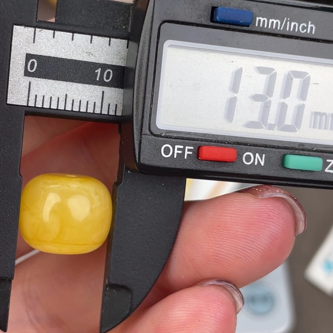 未镶嵌琥珀裸石微瑕23